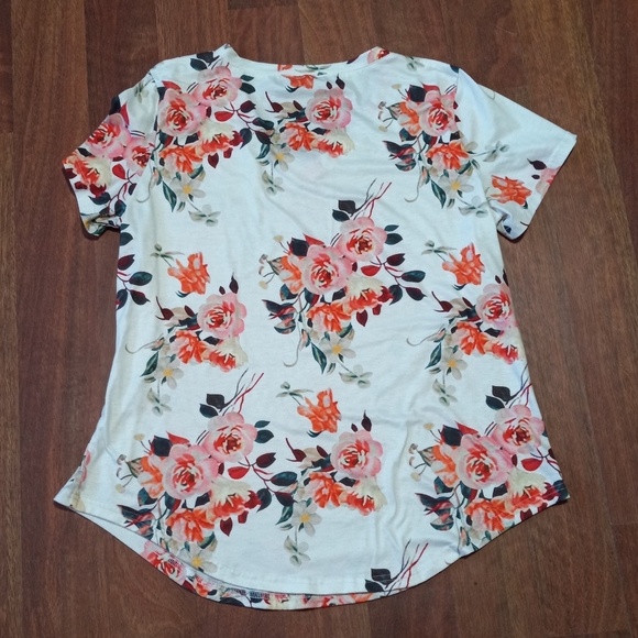 2 Floral Pattern Tops - Picture 3 of 7